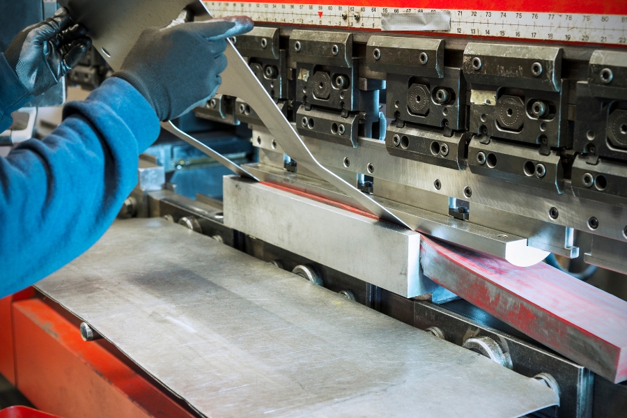 Cięcie blach – skuteczne narzędzie w przemyśle metalowym