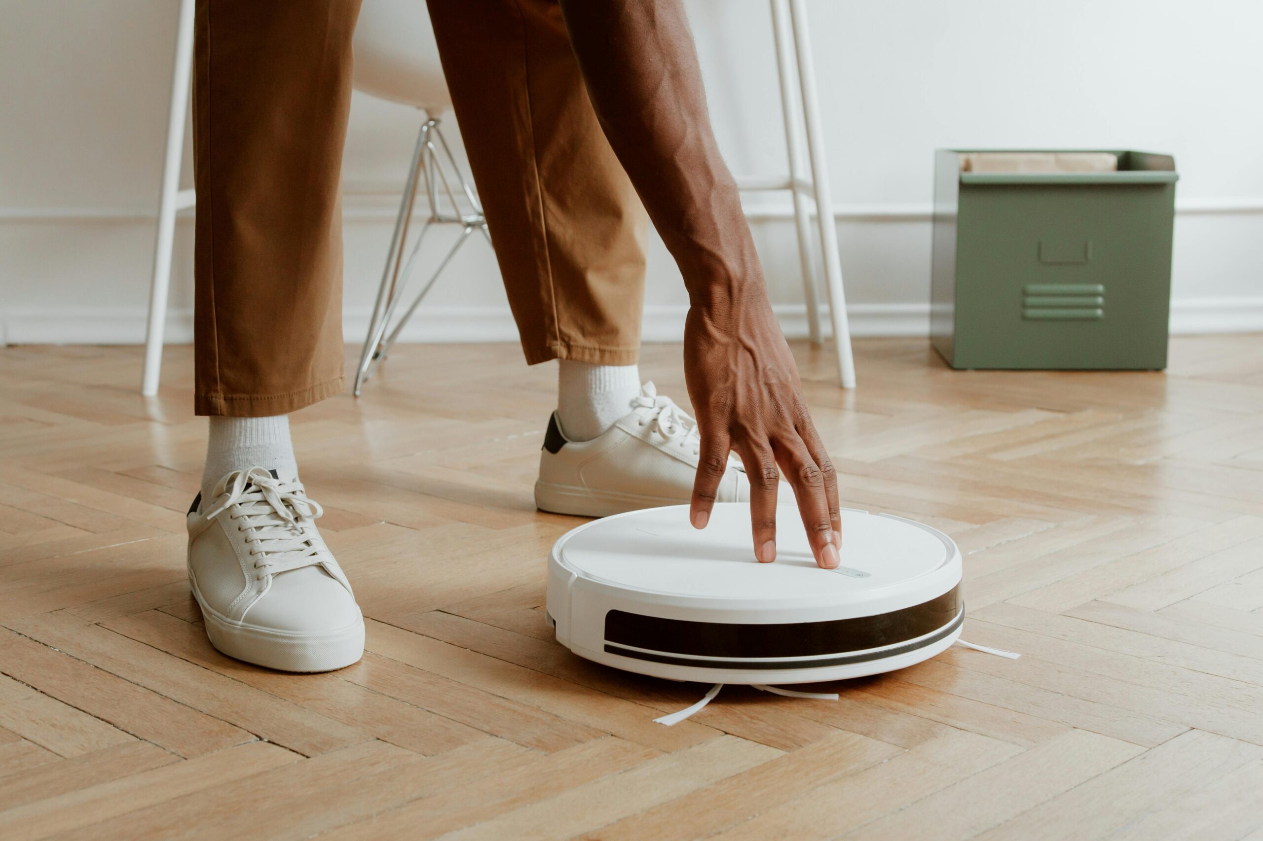 Odkurzacz automatyczny Roomba – Jak ustawić harmonogram sprzątania, strefy zakazane i mapowanie pięter, żeby robot pracował za Ciebie przez cały tydzień?