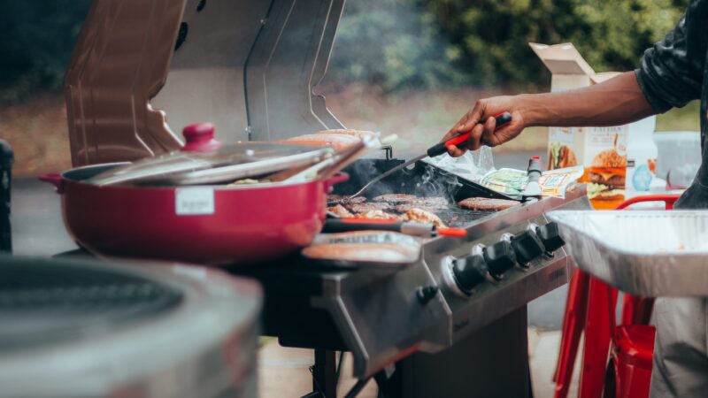 Grillowanie dla dużej rodziny i przyjaciół – Jak Weber Spirit E-410 z czterema palnikami radzi sobie z imprezą na 20 osób?