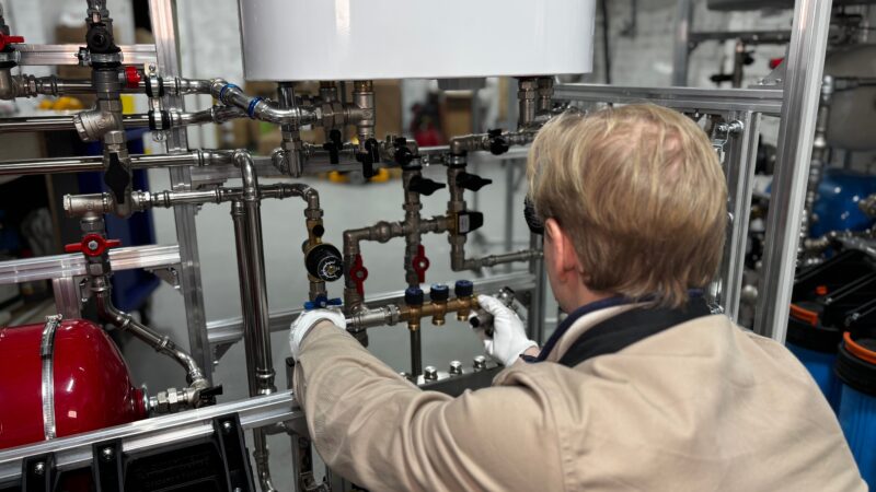 Jak efektywna cyrkulacja ciepłej wody zmniejsza straty energii i skraca czas oczekiwania na ciepłą wodę w instalacjach domowych