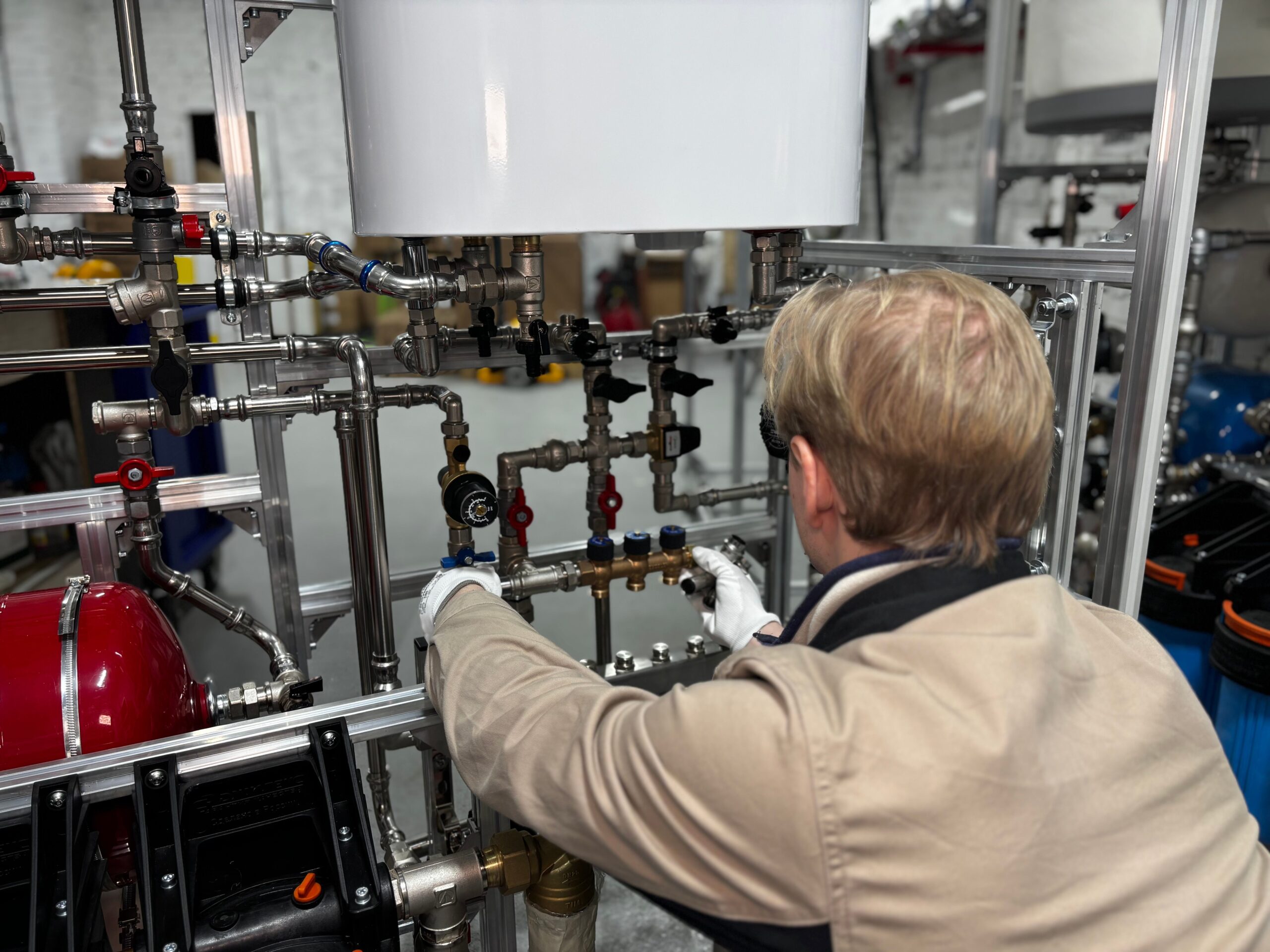 Jak efektywna cyrkulacja ciepłej wody zmniejsza straty energii i skraca czas oczekiwania na ciepłą wodę w instalacjach domowych